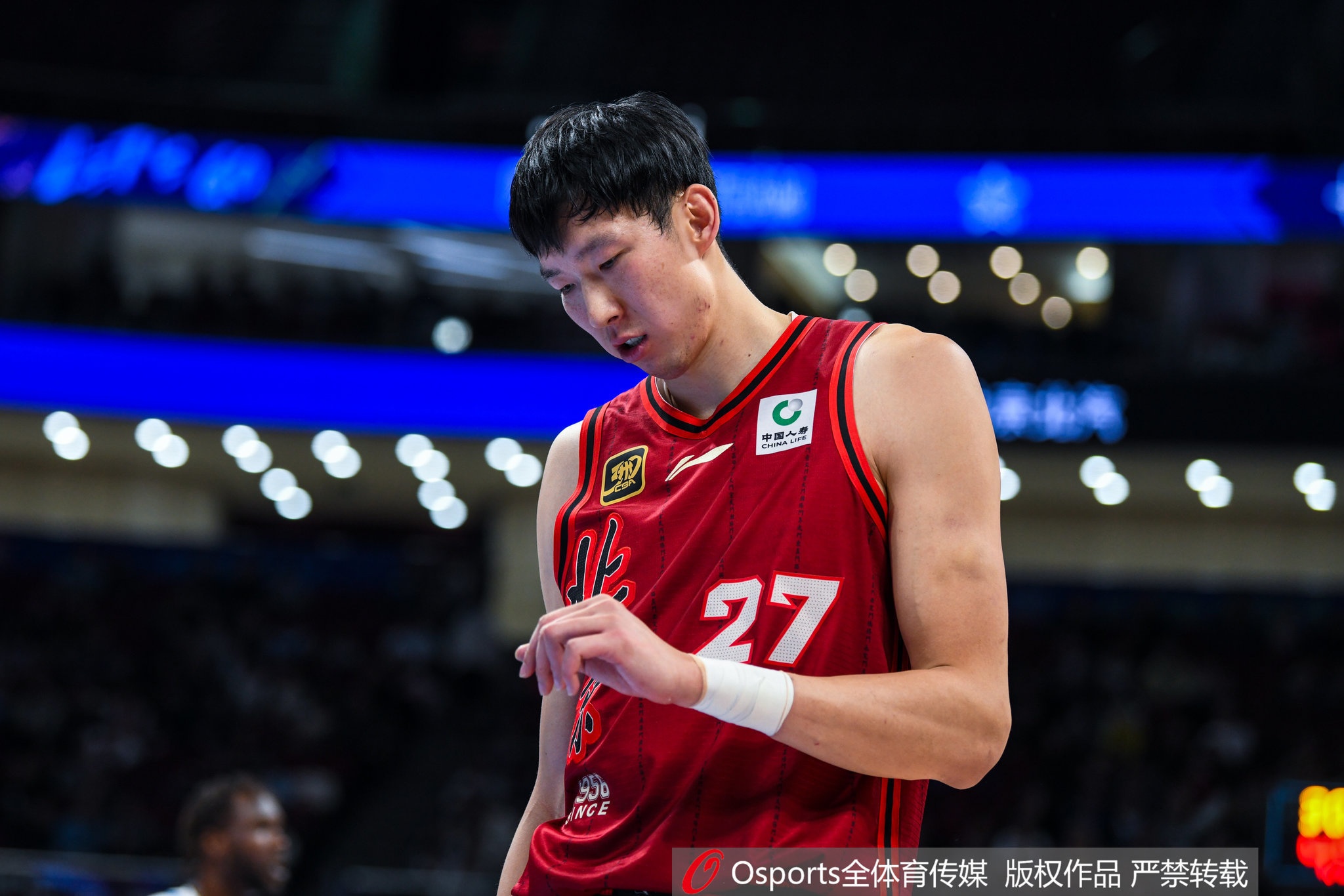 邵化谦：医生建议术后两周内静养 但周琦拆线当天就参与球队合练